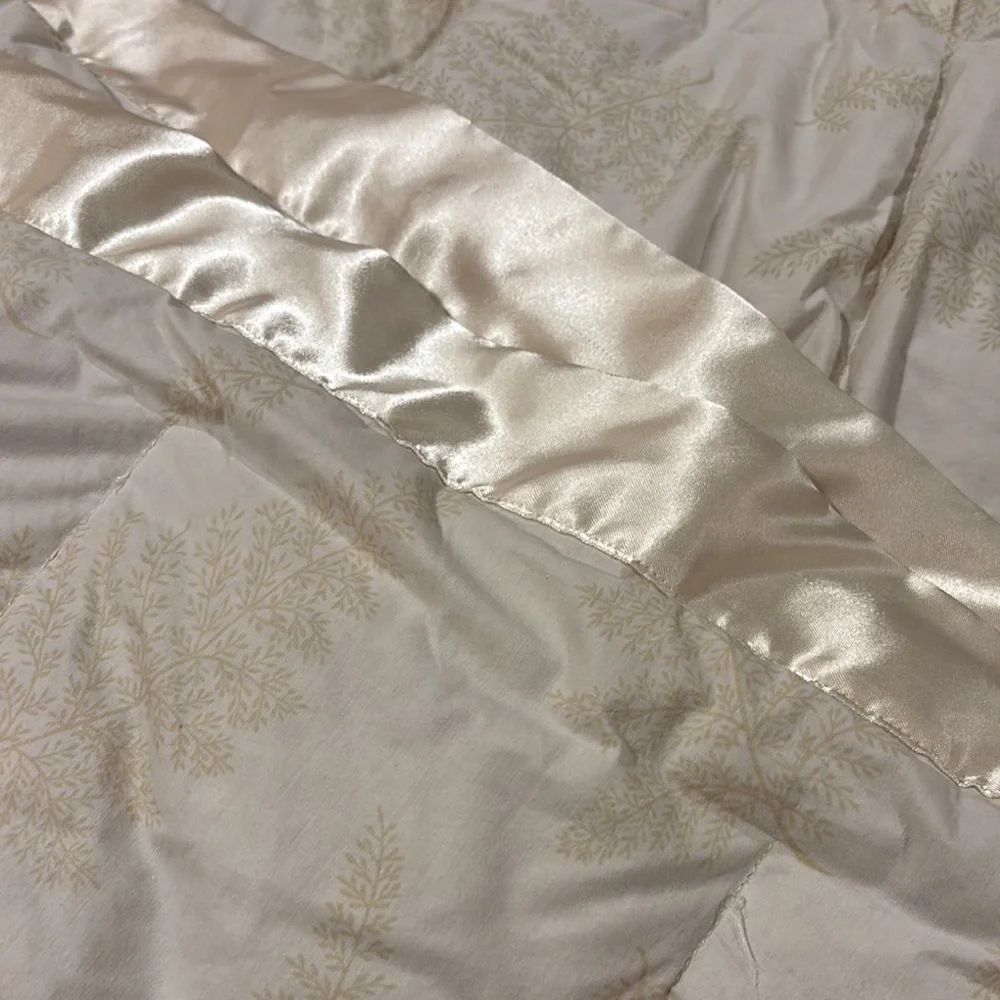 Pacific Coast Feather Co. King size Down Comforter - Picture 5 of 9